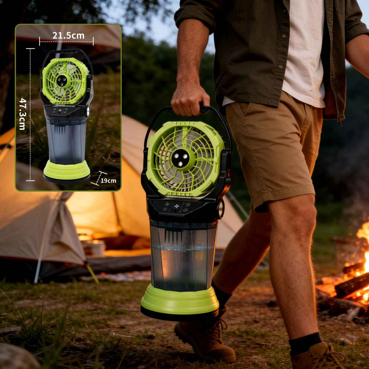 Mann hält einen grünen und schwarzen tragbaren Ventilator mit Wasser. Camping-Szene mit Zelten und Lagerfeuer.
