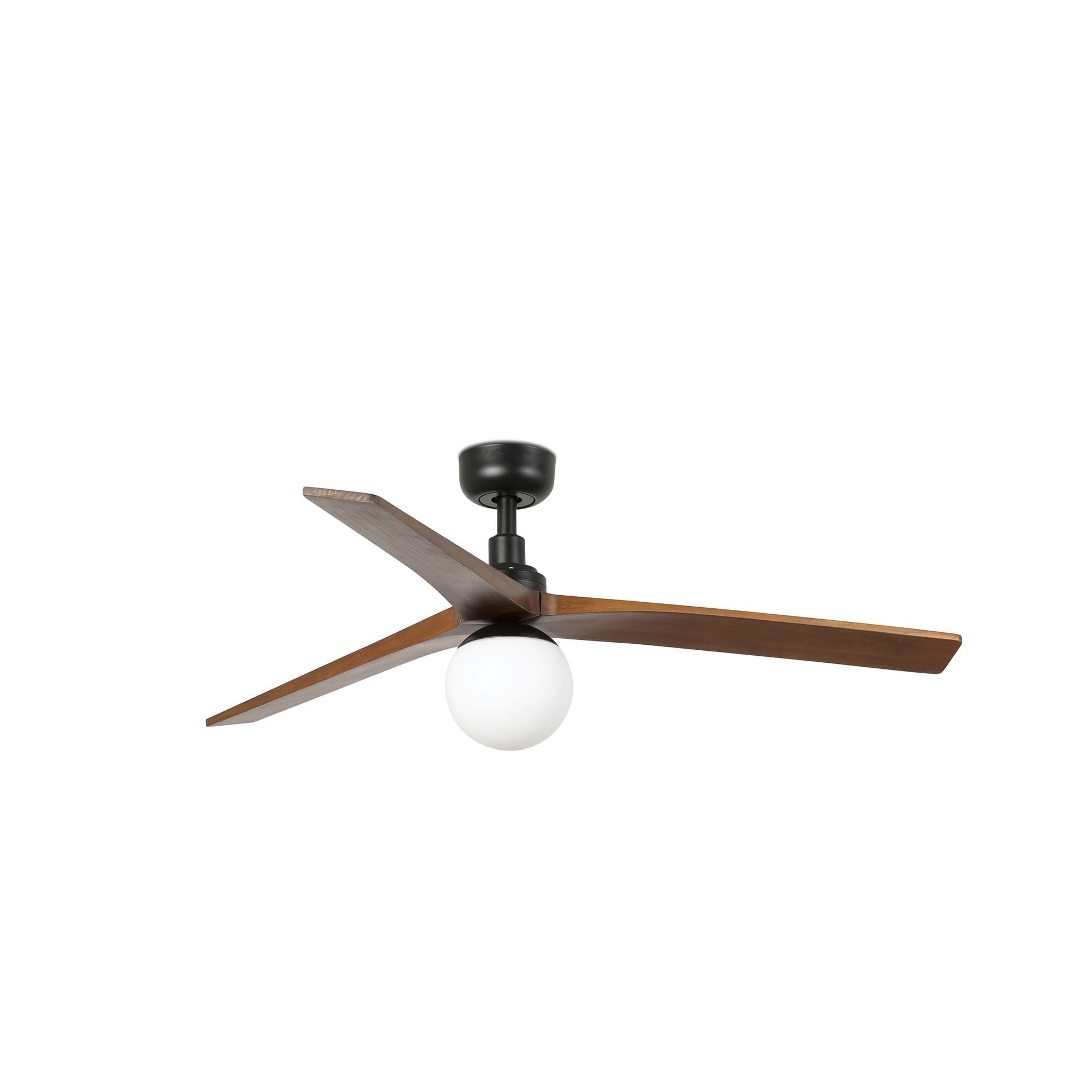 Un ventilatore da soffitto con tre pale in legno e una luce a globo in vetro bianco.