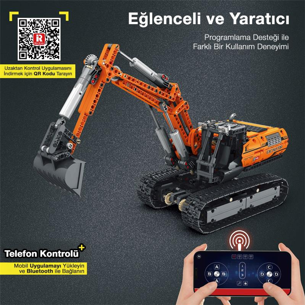 Turuncu bir yapım oyuncak ekskavatör paletli ve kontrolleri olan bir akıllı telefon tutan bir el.