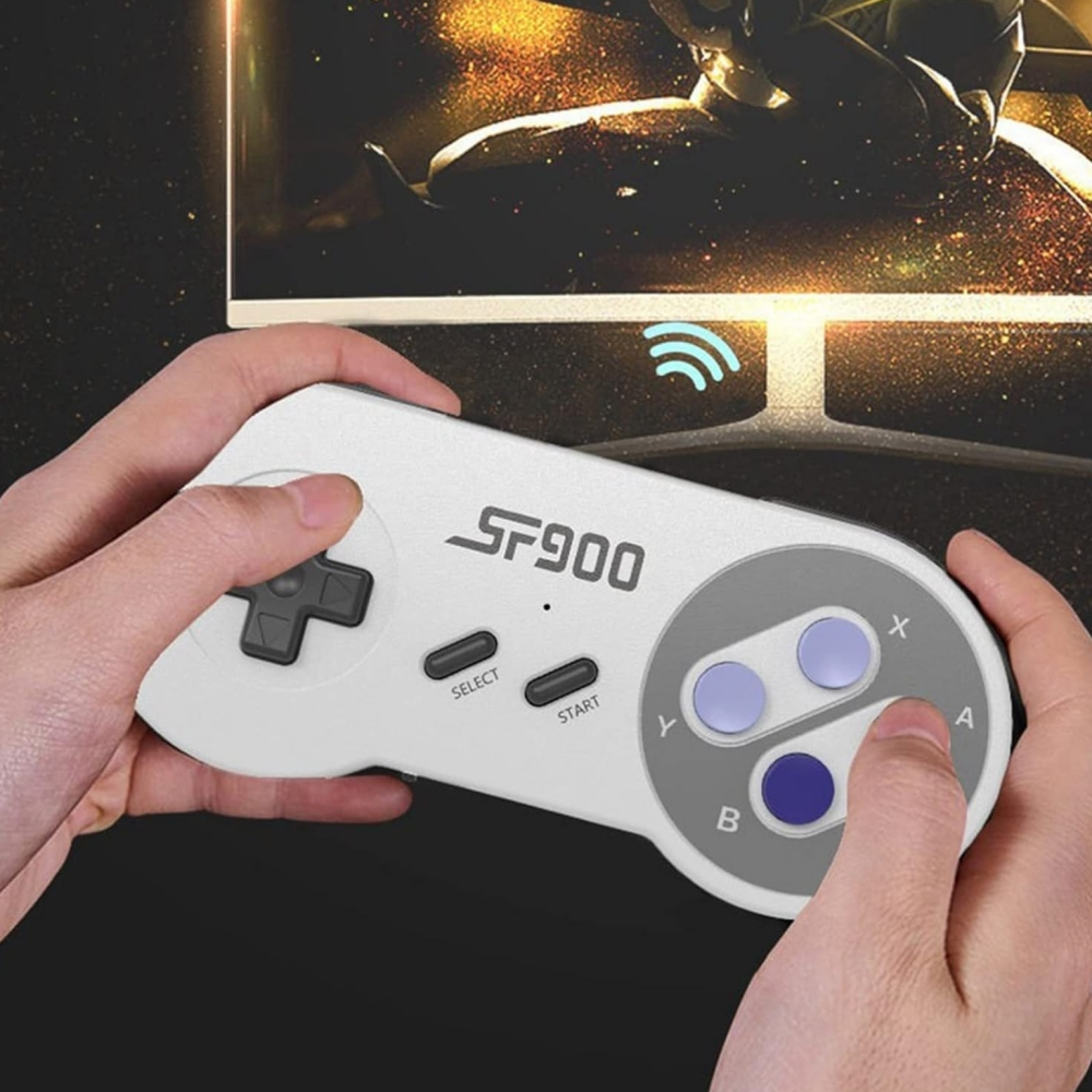 Hände halten einen weißen SF900-Controller vor einem leuchtenden Bildschirm.