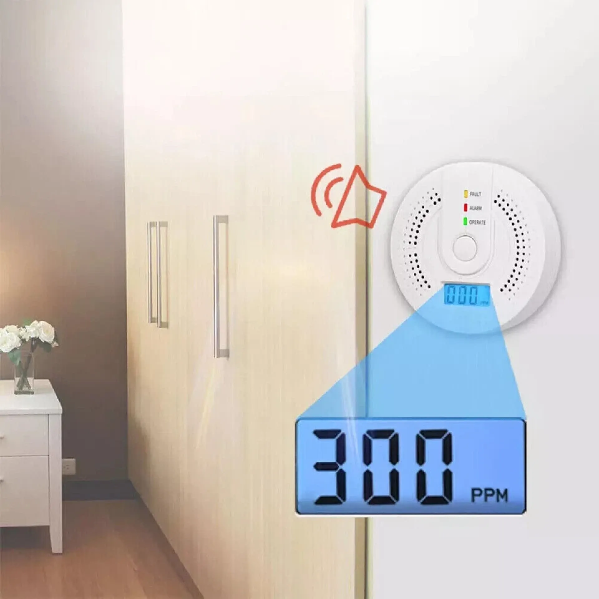 Ein weißer Rauchmelder zeigt 300 ppm an, mit einem roten Warnsymbol.