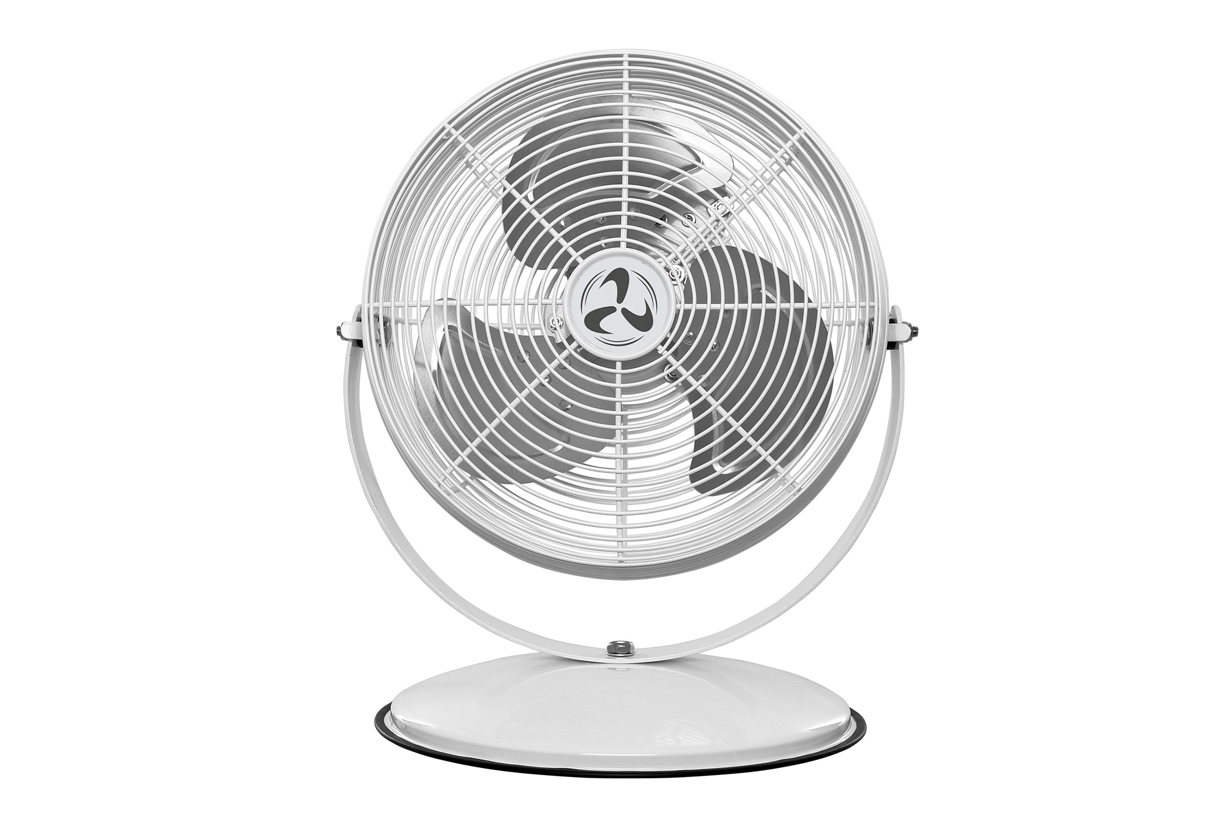 Un ventilatore da tavolo bianco con griglia metallica e tre pale.