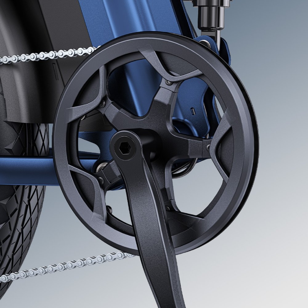 Primer plano de la cadena y el plato de una bicicleta azul sobre fondo gris.