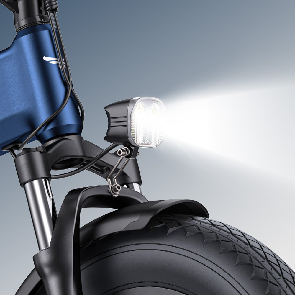 Bicicleta azul con faro brillante y neumático ancho.