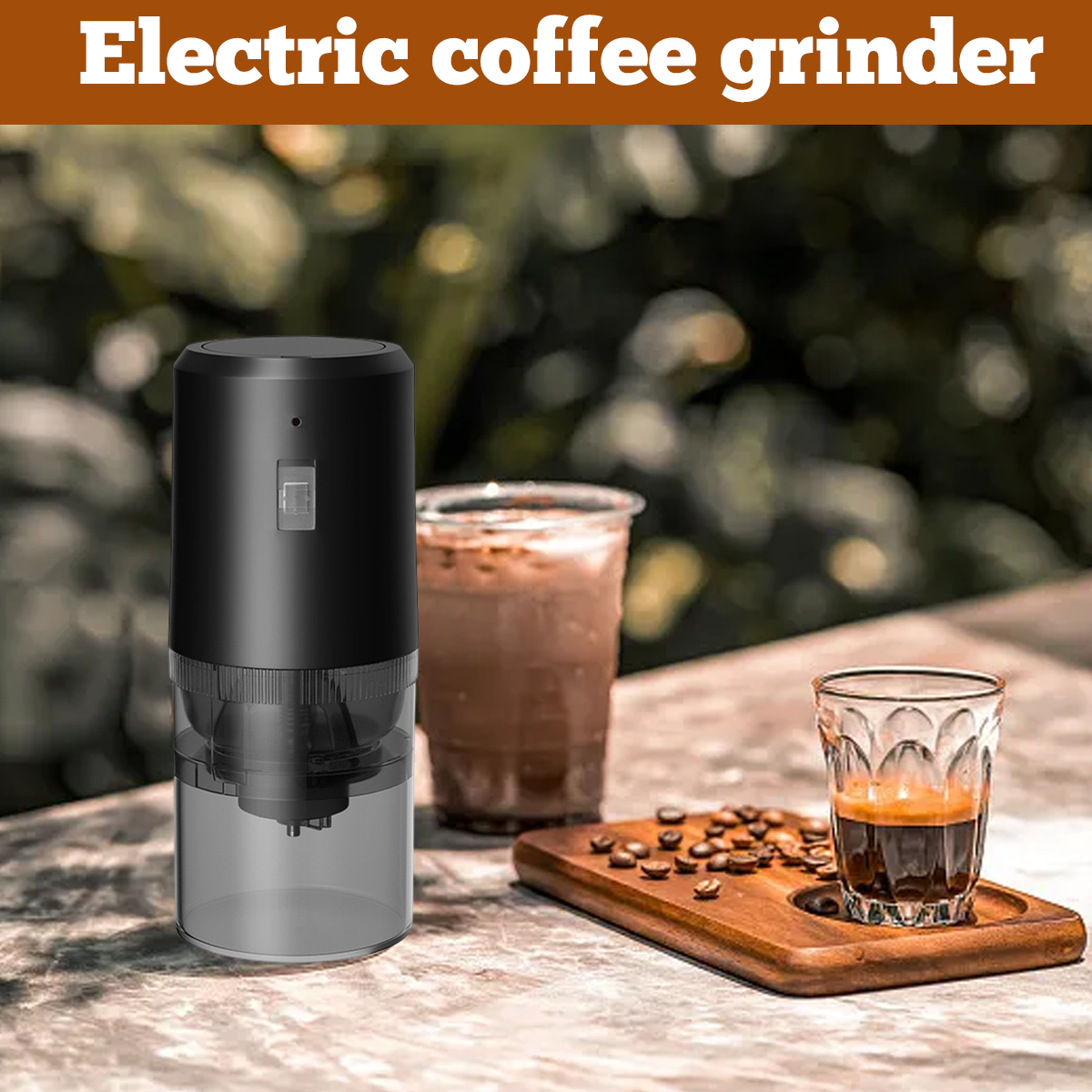 Schwarzes Kaffeemahlwerk mit Glaskomponente, daneben ein Glas Espresso und ein Kaffeegetränk.