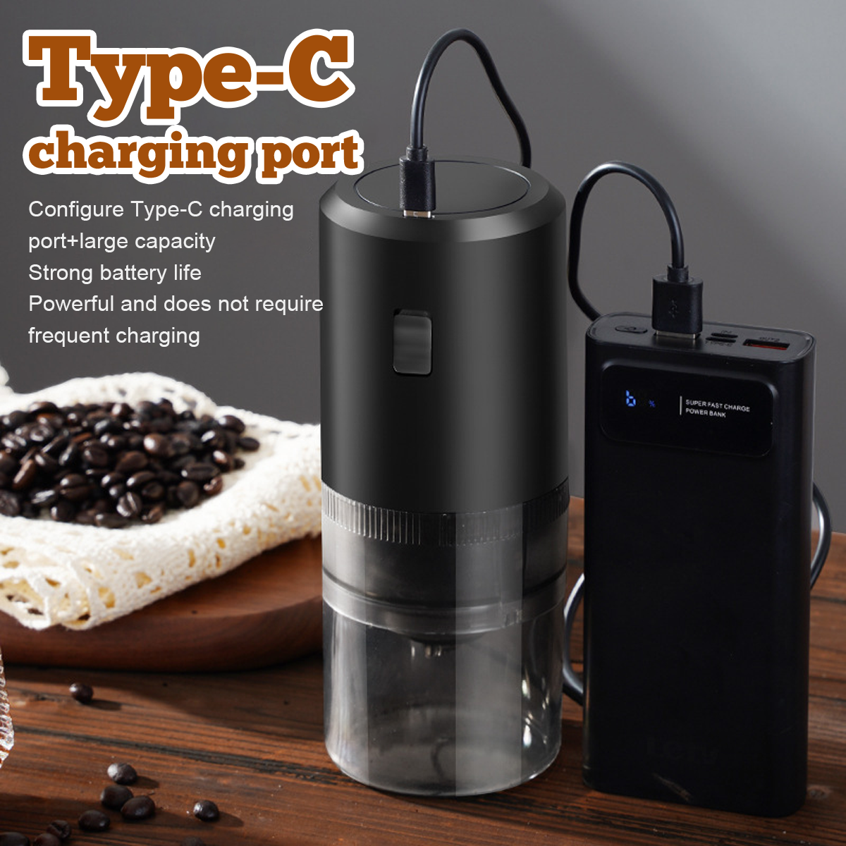 Ein schwarzer Kaffee-Mühlen-Prototyp wird über ein USB-Kabel an eine Powerbank geladen.