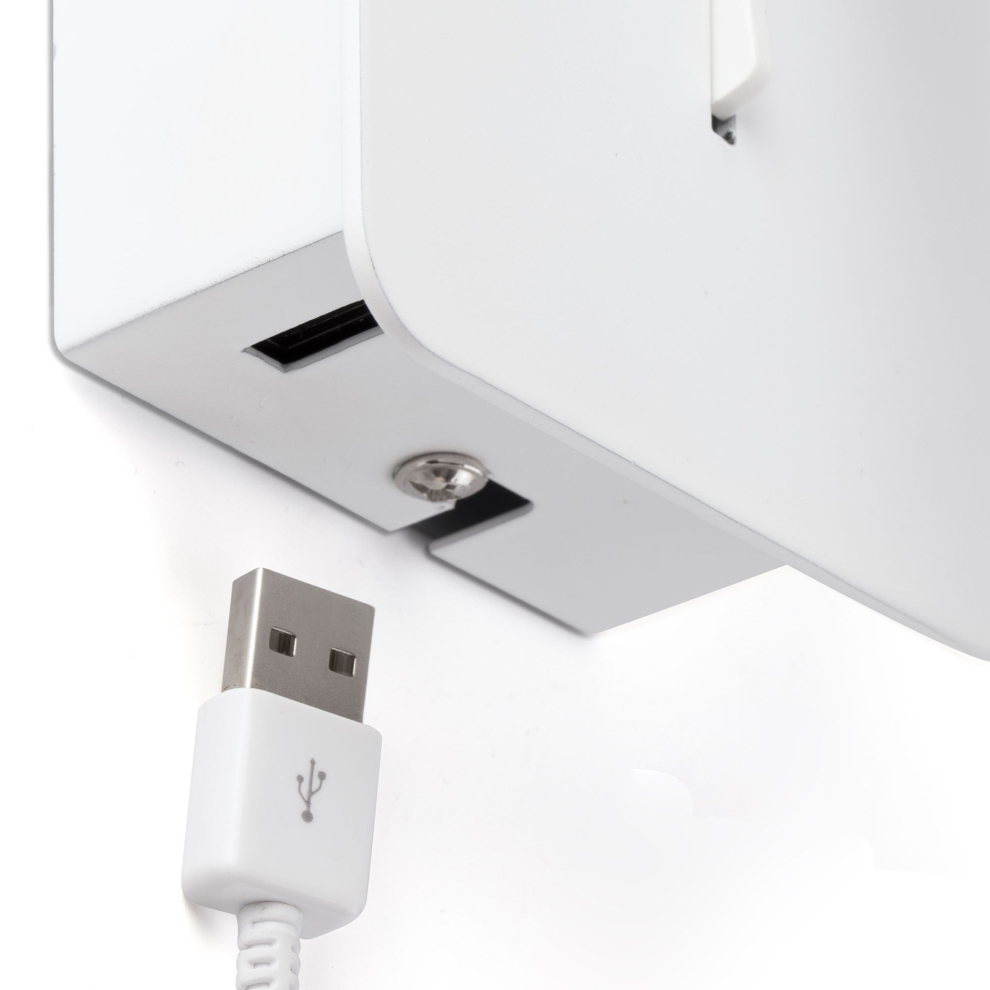 Spina cavo USB bianca con logo vicino alla porta di un caricatore bianco.