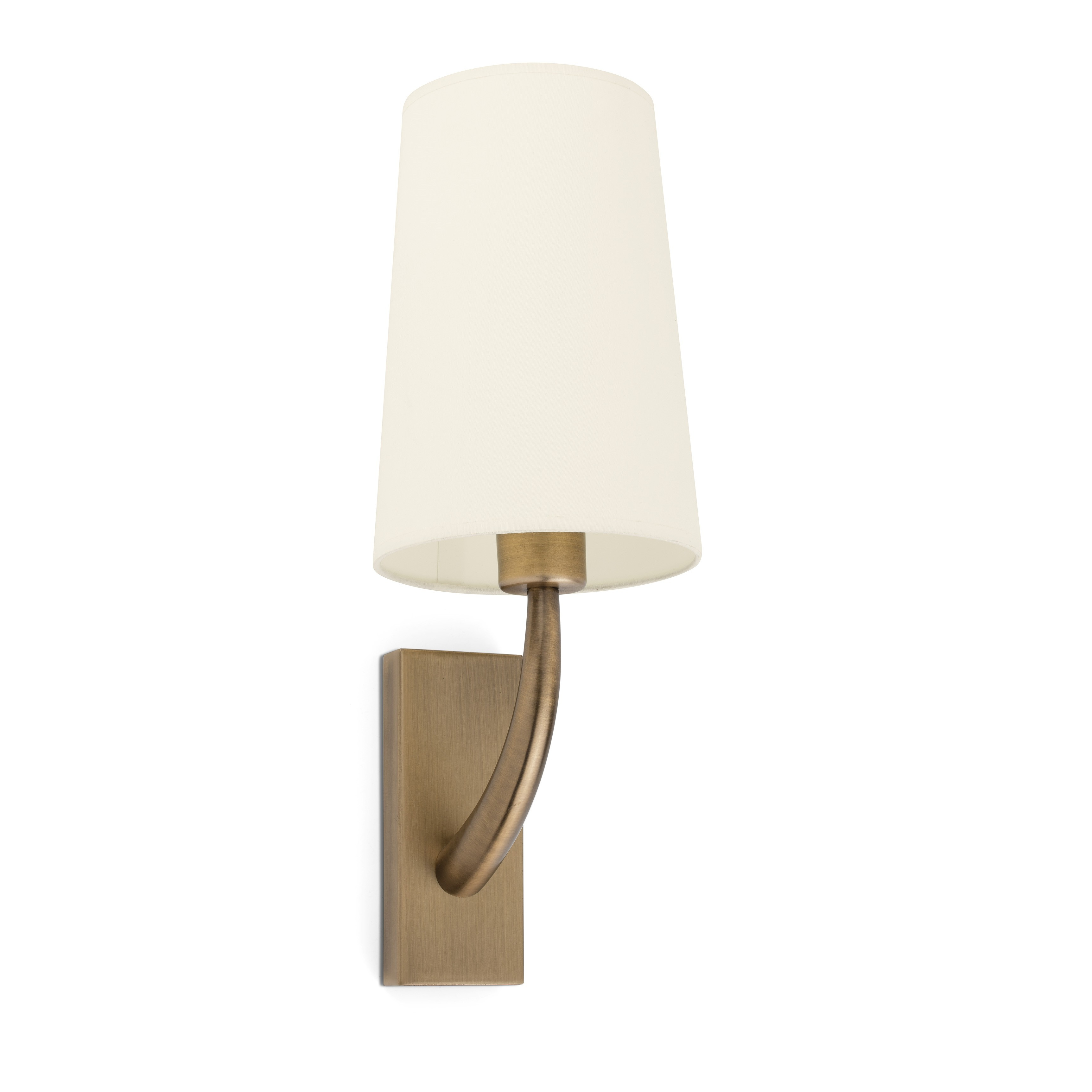 Lampada da parete con paralume color crema e braccio in bronzo su sfondo bianco.