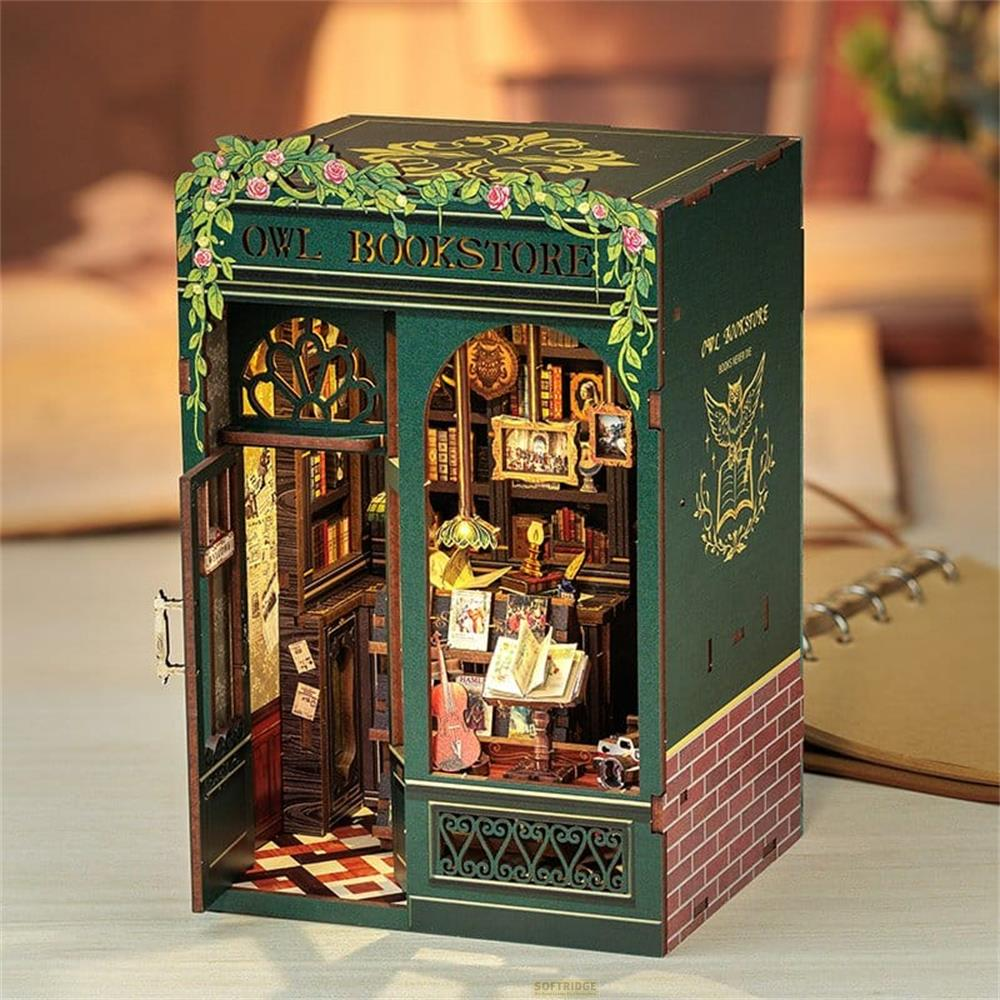 Une maquette détaillée de librairie avec façade verte, livres et une guitare.