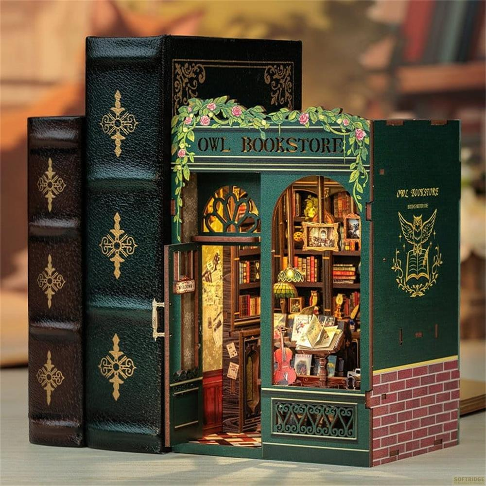 Un diorama détaillé d'une librairie avec livres et mobilier.