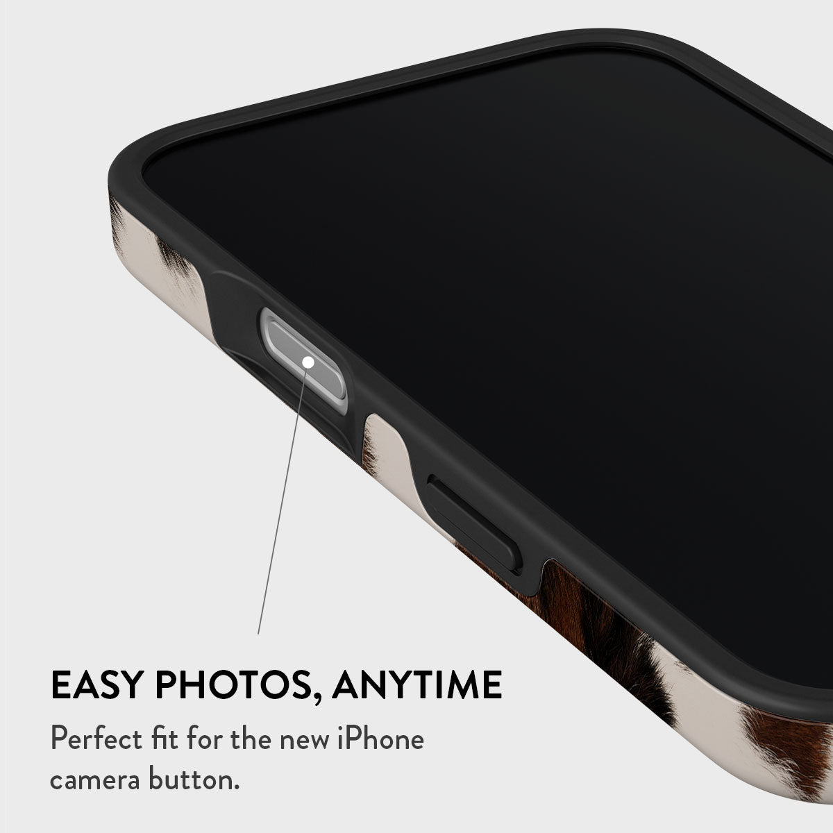 iPhone hoesje met koeienhuidpatroon, toont de camaraknop.