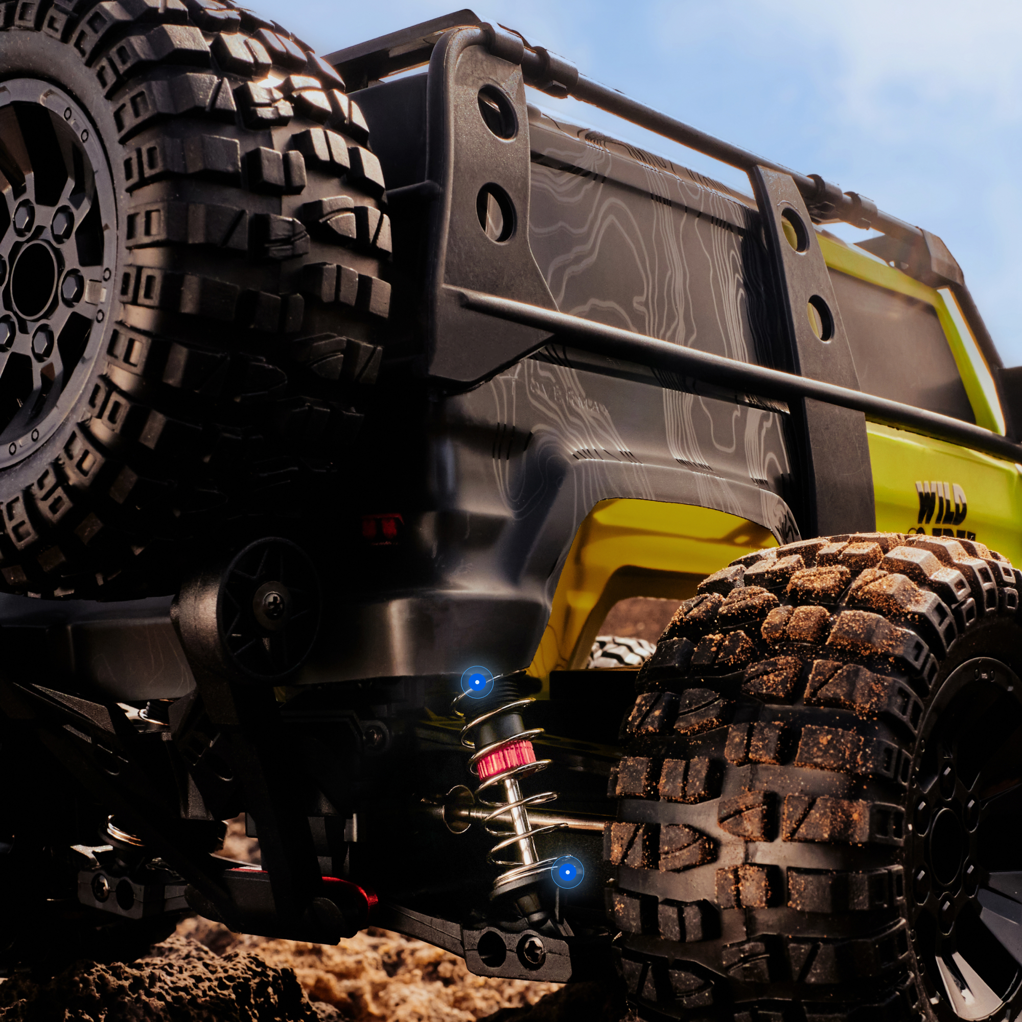 Gelber RC-Offroad-Truck mit großen Reifen und Fahrwerksdetails.