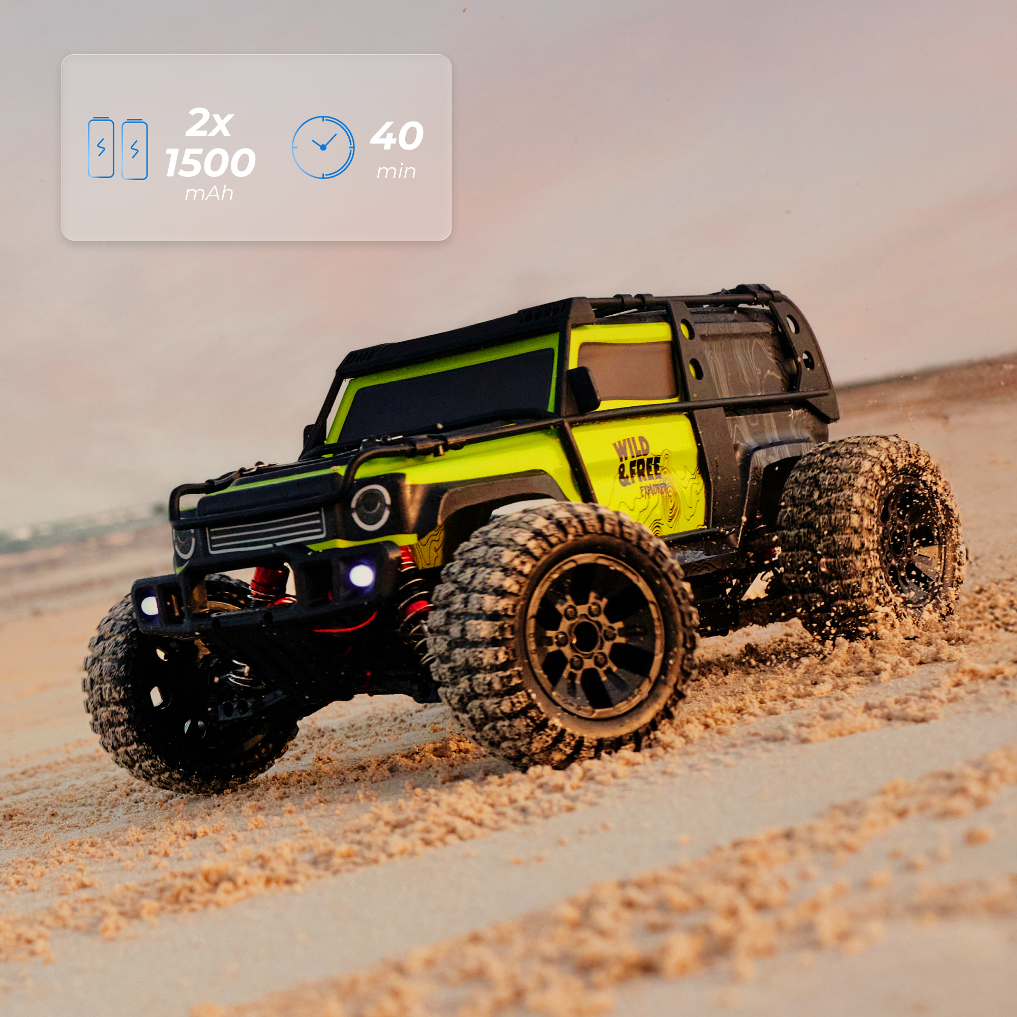 Ein gelber und schwarzer RC-Buggy fährt auf Sand, mit Akku-Infos.