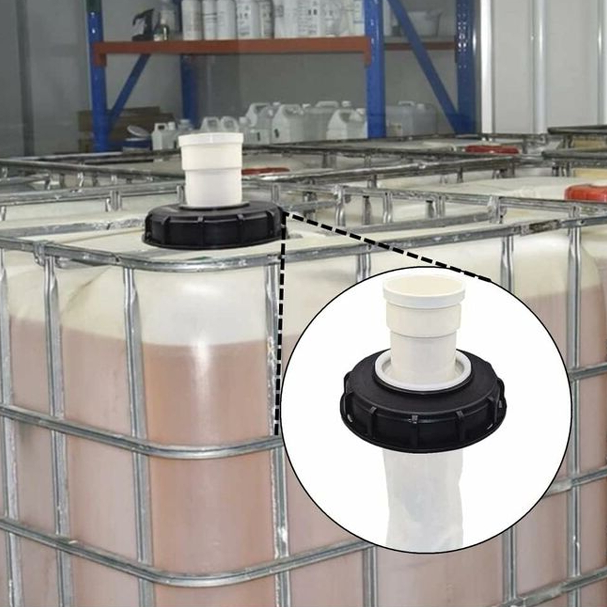 Große transparente IBC-Tanks mit Metallkäfig und schwarzem Deckel mit weißem Auslass.