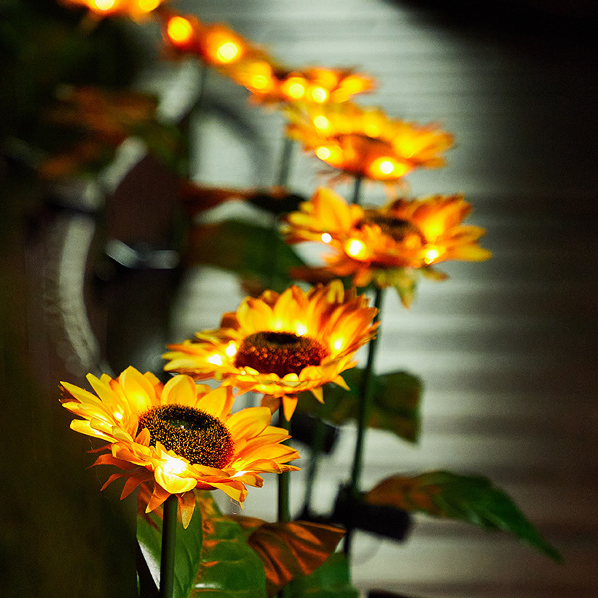 Sonnenblumen-Lichterkette leuchtet im Dunkeln.