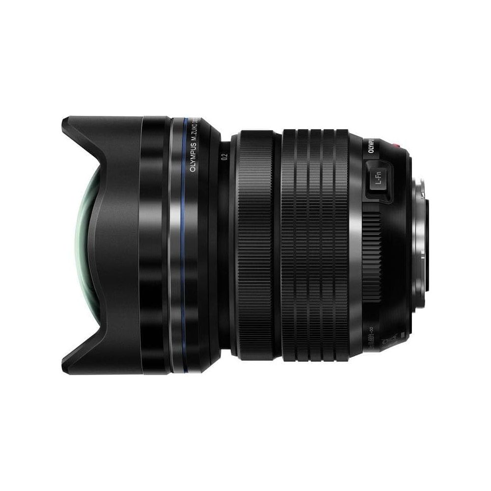 Olympus M.Zuiko Objektiv mit Fokus- und Zoomringen auf weißem Hintergrund.