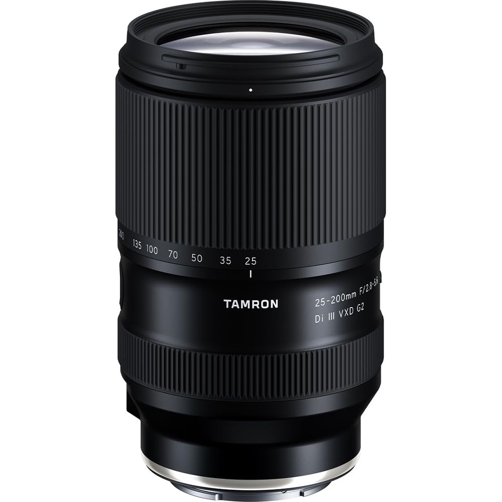 Schwarzes Tamron 25-200mm F/2.8-5.6 Di III VXD G2 Objektiv mit Fokusring.
