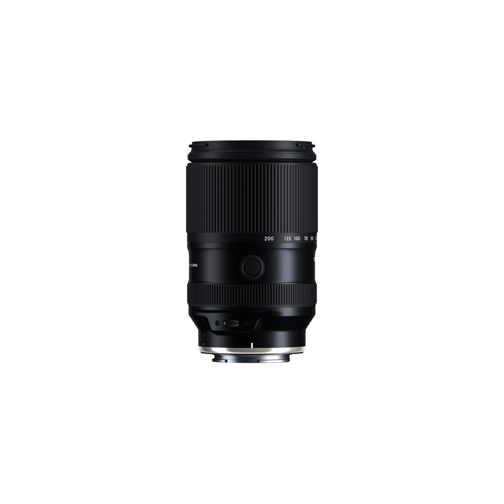 Ein schwarzes Kameraobjektiv mit Zoomring und Fokusring steht vor weißem Hintergrund.