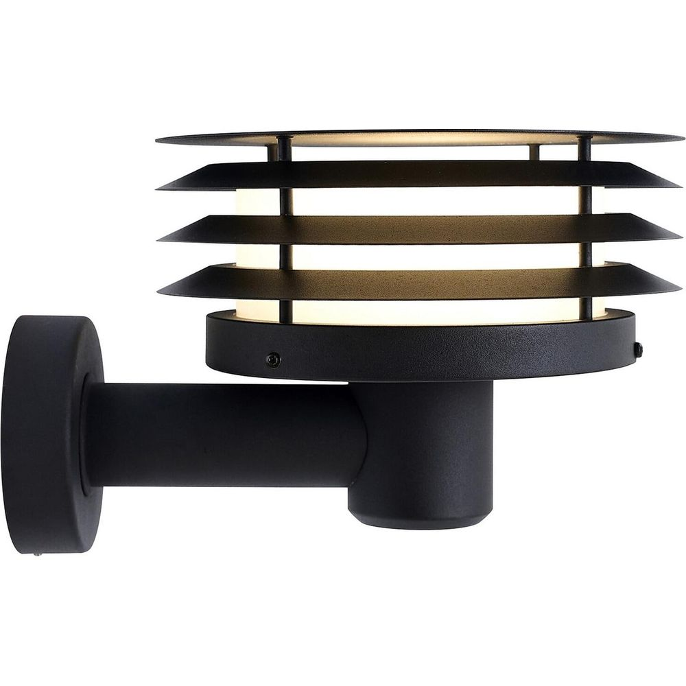 Applique da parete nero con lamelle stratificate che emettono luce calda.