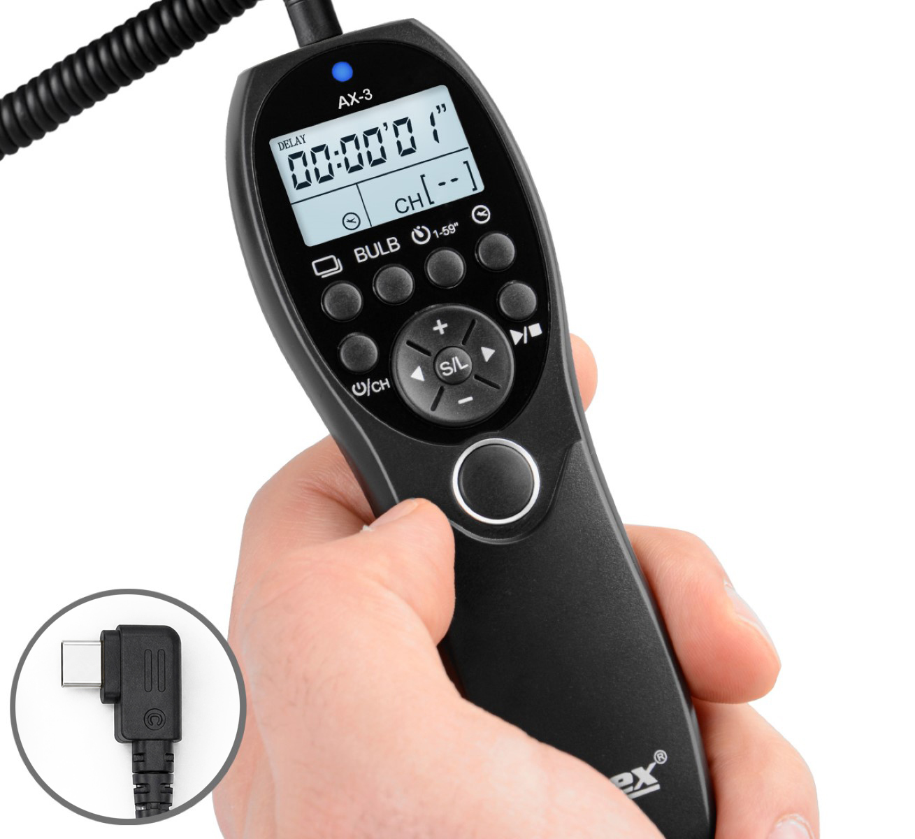 Hand hält schwarzes Fernauslöser mit LCD-Display und Bedienelementen. USB-C-Stecker im Kreis.