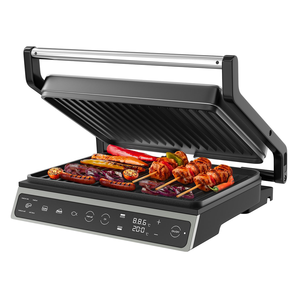 Een open contactgrill met worstjes, satéspiesjes, uien en paprika.