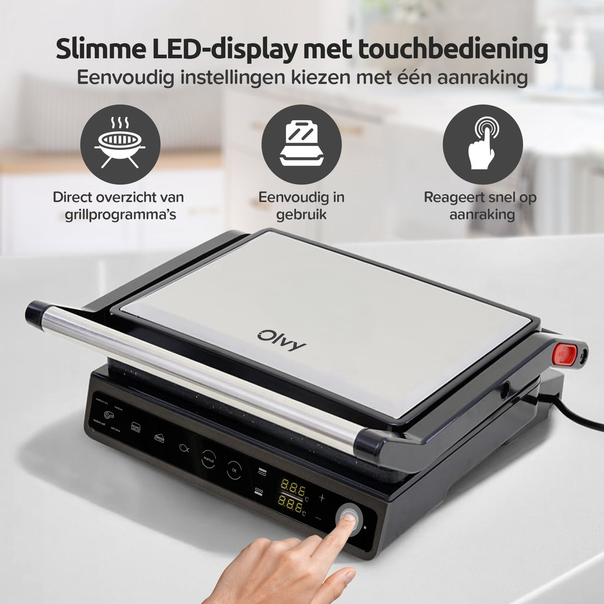 Een moderne contactgrill met LED-touchscreen en handvat. Een vinger drukt op een knop.