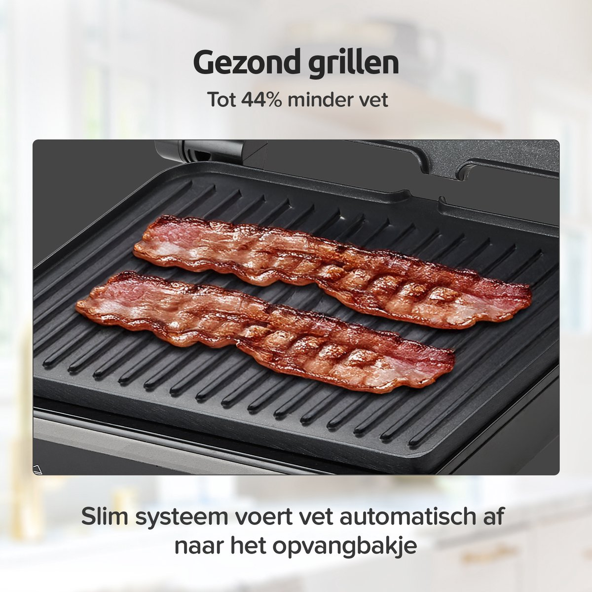 Twee plakjes spek worden gegrild op een contactgrill.