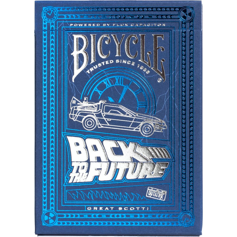 Eine blaue Spielkartenbox mit DeLorean, Uhren-Design und "Back to the Future"-Schriftzug.