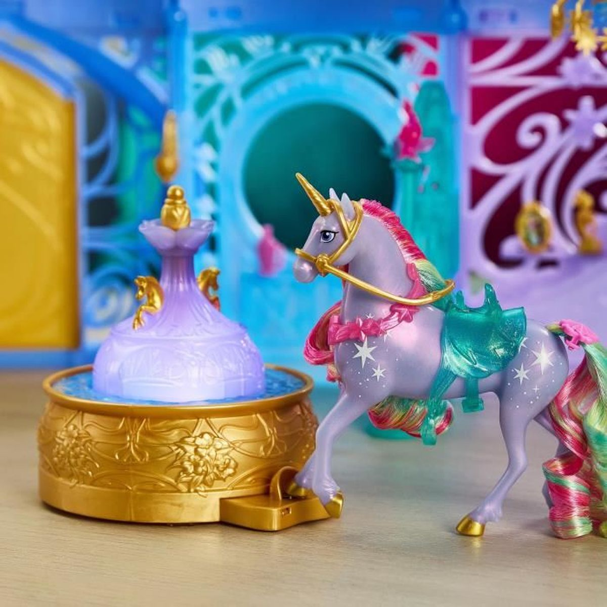 Ein lila Einhorn mit Regenbogenmähne steht neben einem goldenen Brunnen.