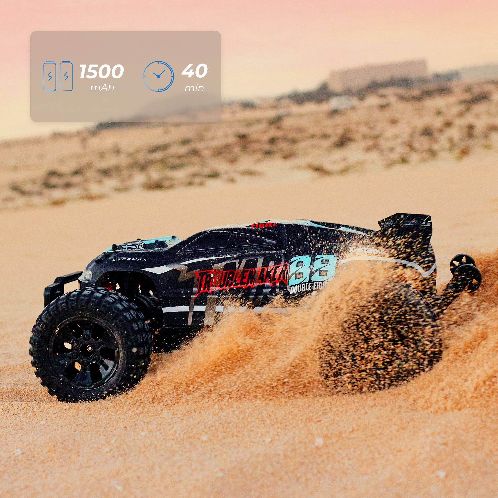 Schwarzer RC-Wagen wirbelt Sand am Strand auf, mit Akku- und Timer-Symbolen.