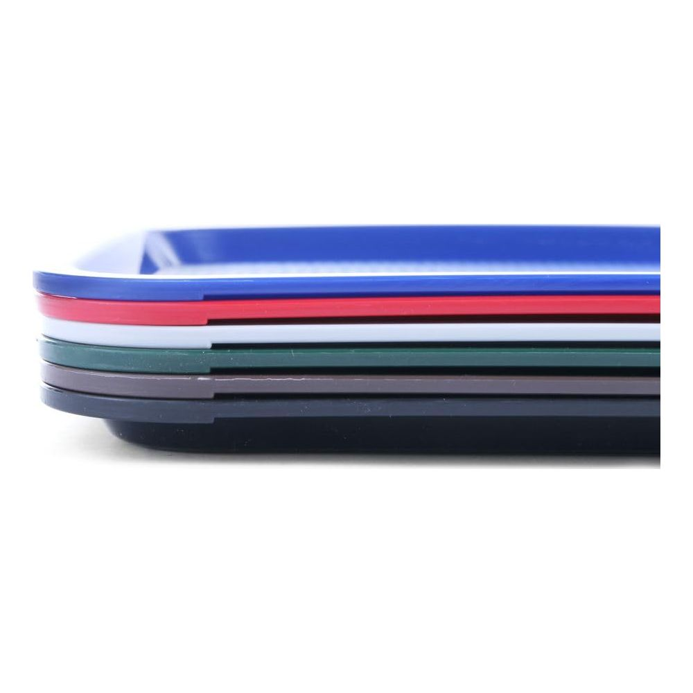 Una pila di piatti di plastica colorati: blu, rosso, bianco, verde, marrone e nero.