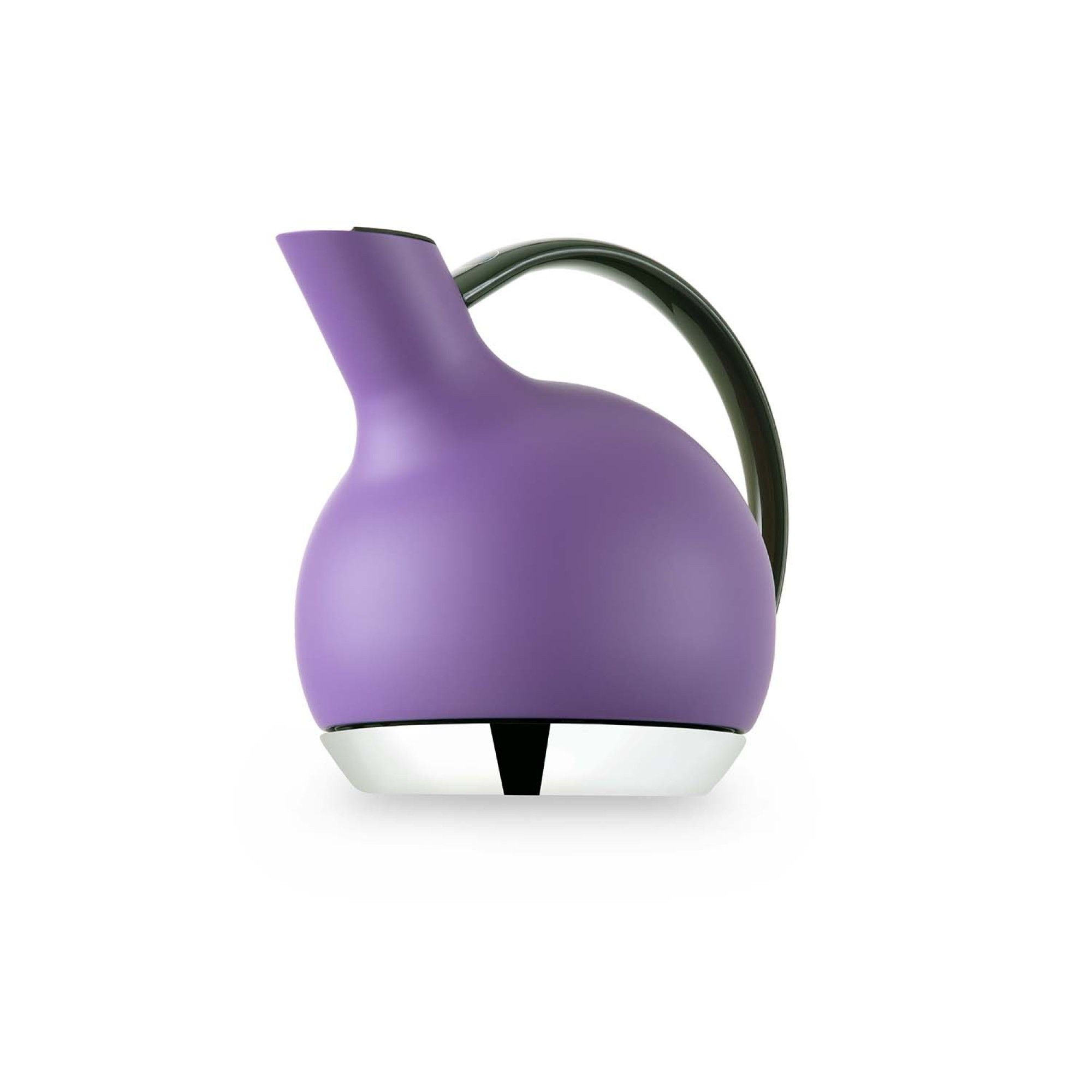 Caraffa viola con base argentata e manico nero.