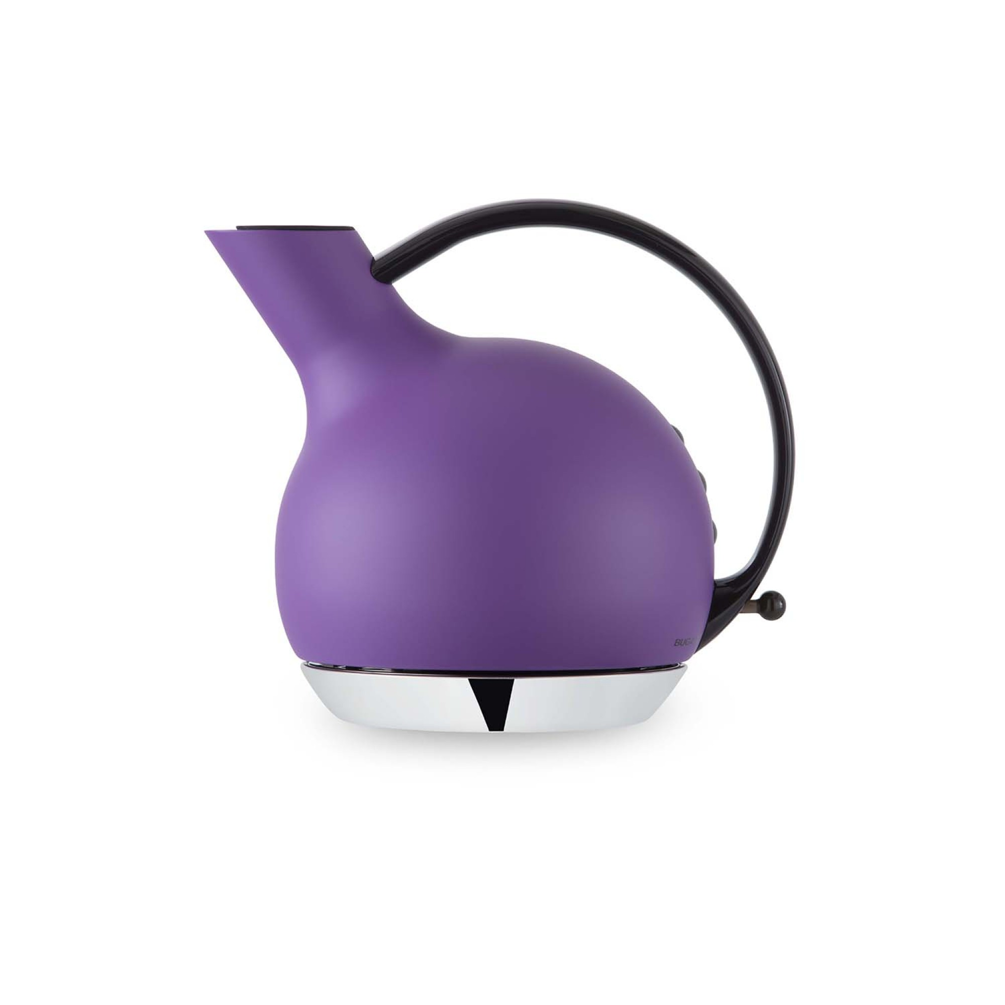 Un bollitore viola con manico nero e base argentata su sfondo bianco.