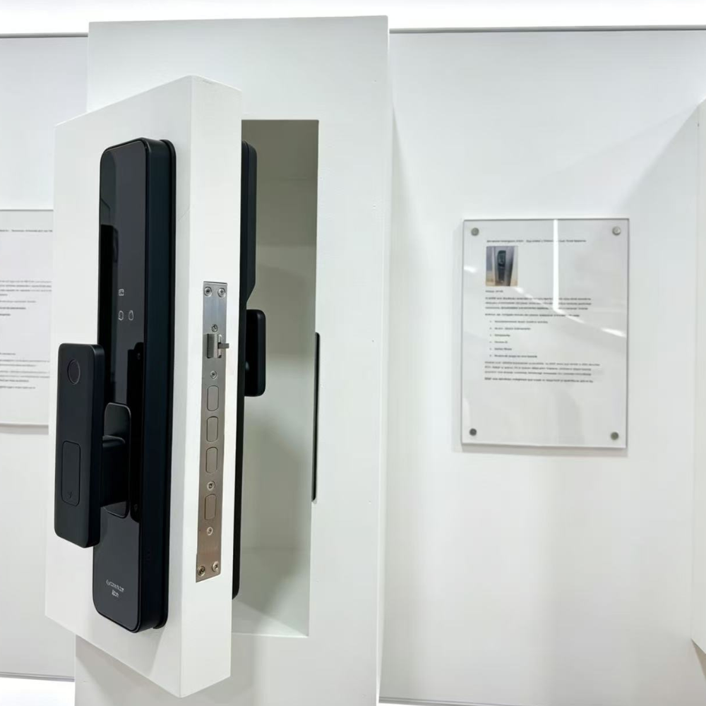 Un tirador de puerta digital negro con pestillo plateado en una pantalla blanca.