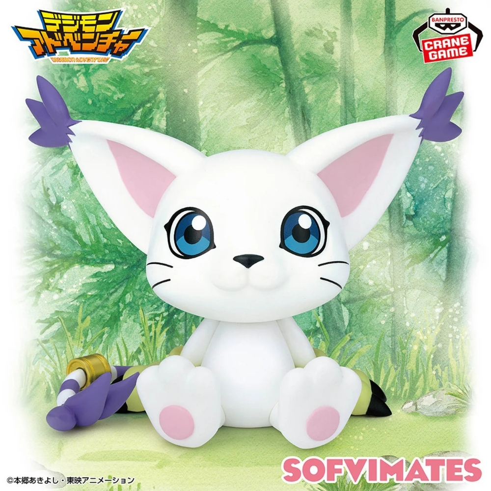 Eine weiße Digimon-Figur mit blauen Augen sitzt in einem Wald.