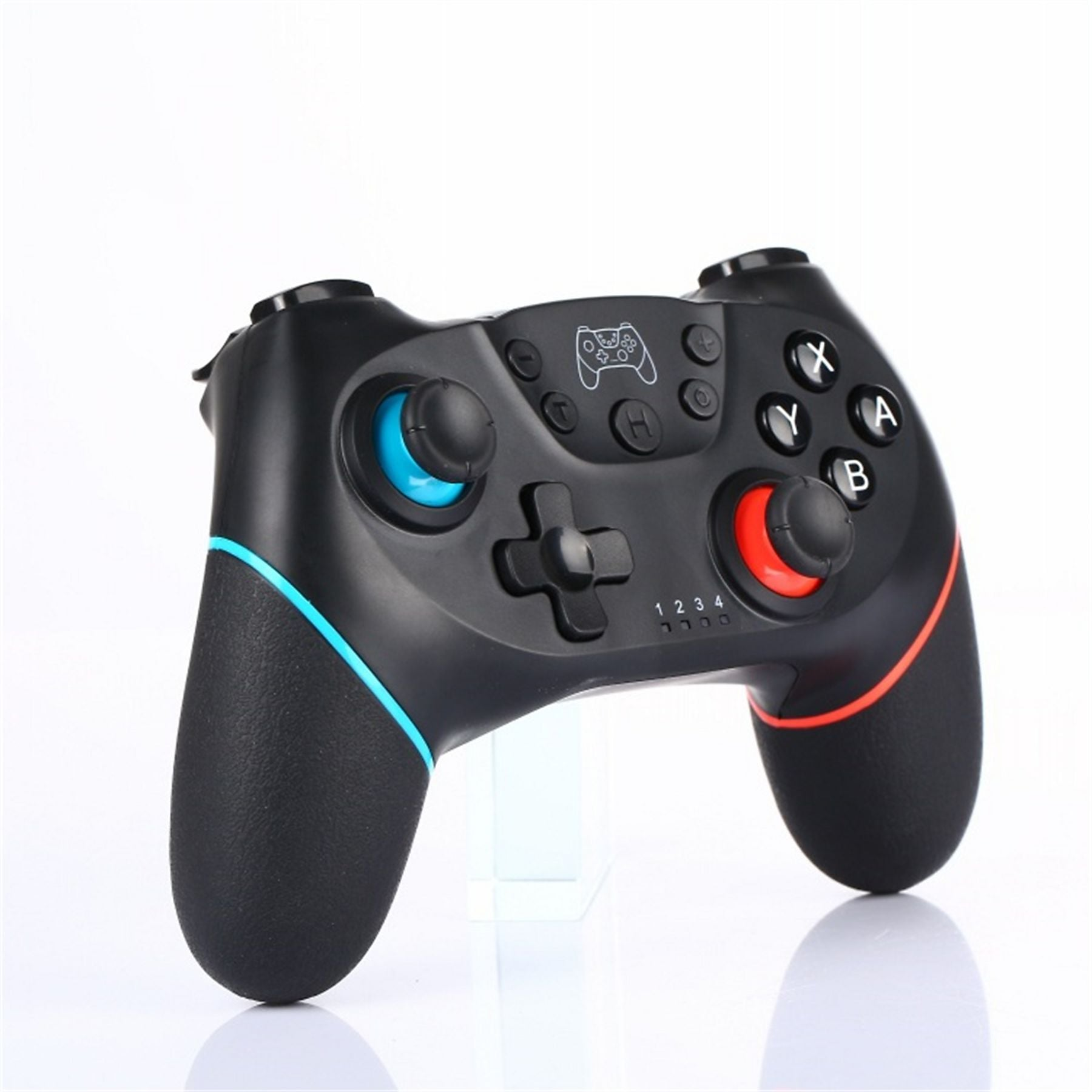 Schwarzer Gamecontroller mit blau-roten Akzenten und Knöpfen.