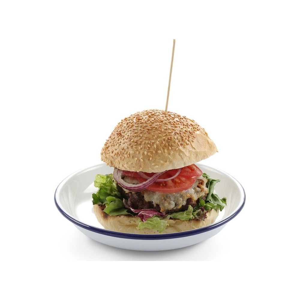 Hamburger con panino ai semi di sesamo, lattuga, pomodoro, cipolla e formaggio su piatto.