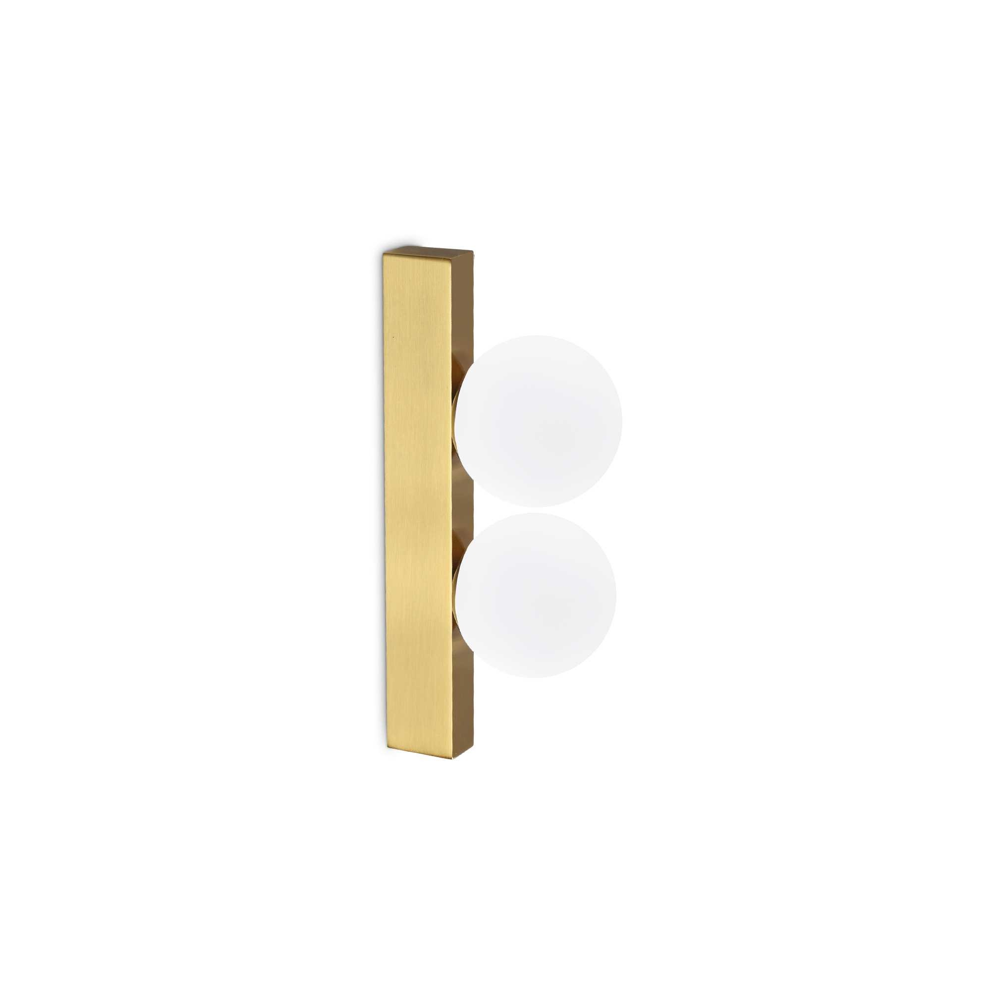 Una applique da parete in ottone con due luci a globo bianche smerigliate.