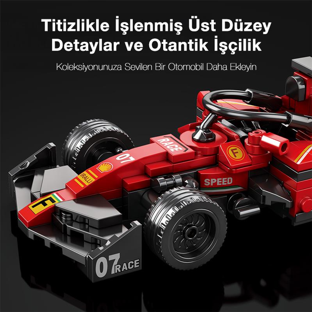 Siyah tekerlekli, detaylı kırmızı oyuncak Formula 1 araba.