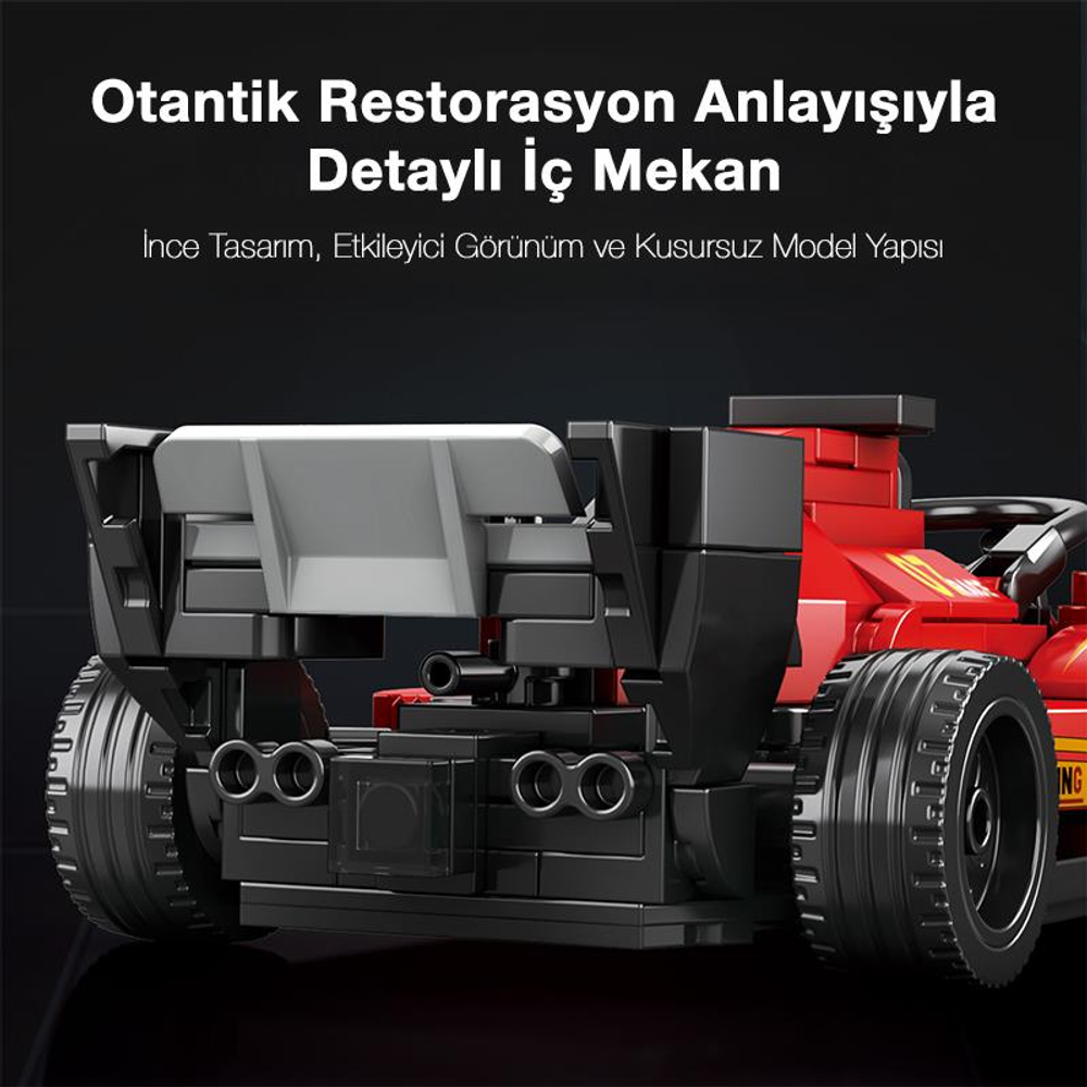 Büyük spoylerli kırmızı ve siyah model yarış arabasının detaylı arka görünümü.