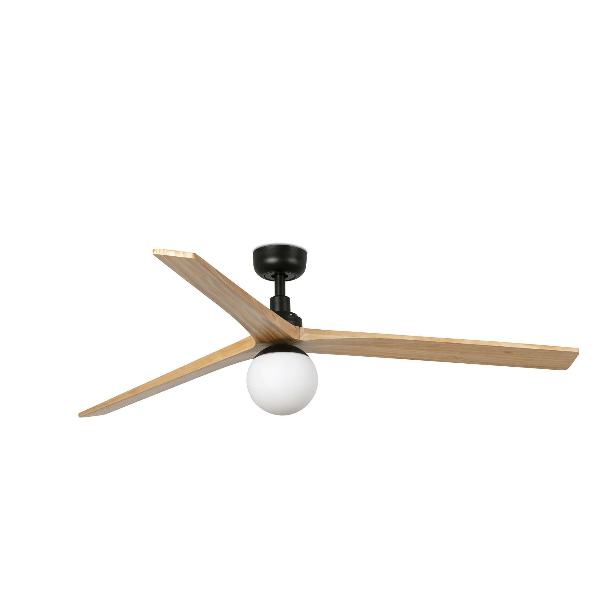 Ventilatore da soffitto moderno con tre pale in legno e globo in vetro bianco.