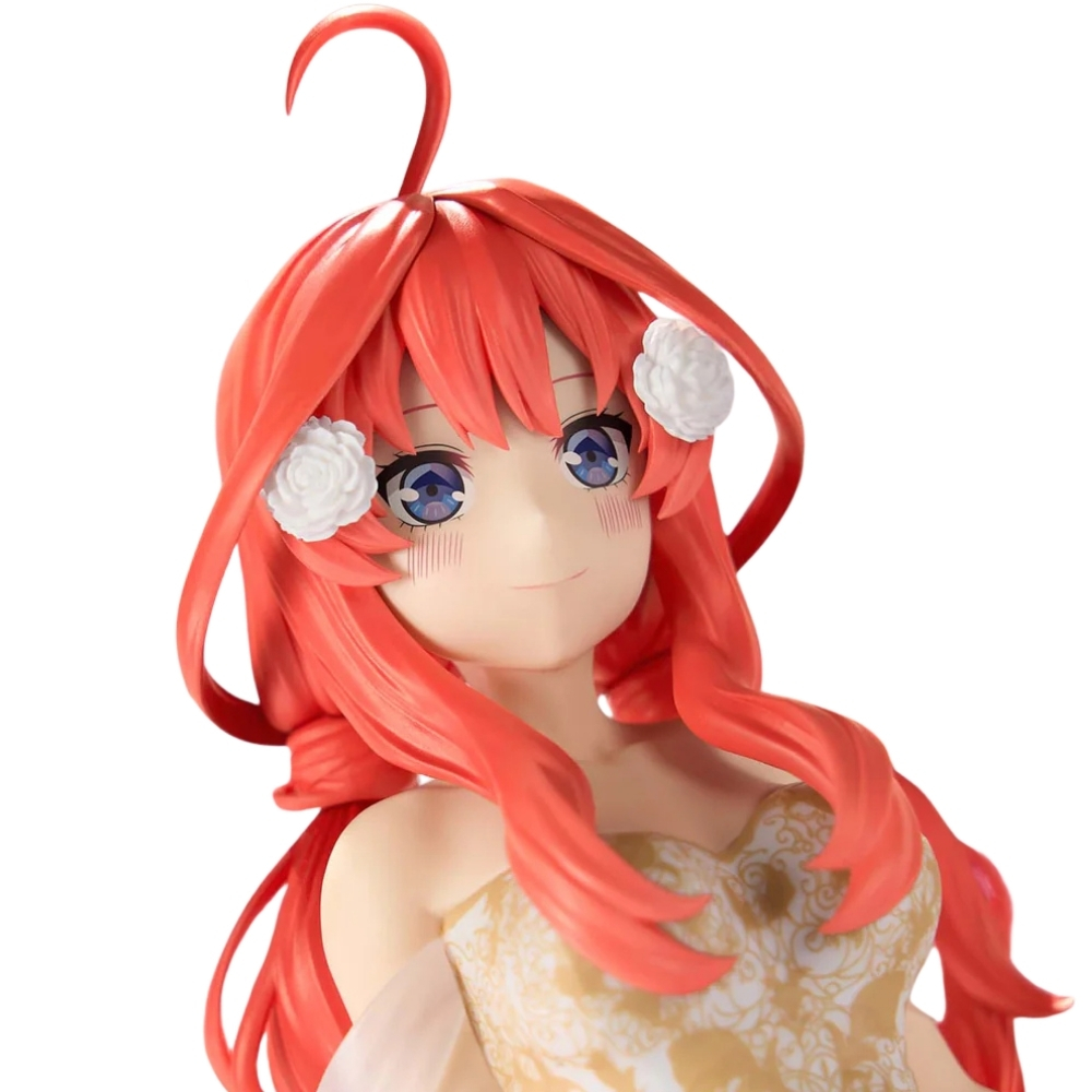 Anime-Figur mit langen roten Haaren, blauen Augen, weißen Blumen im Haar, trägt ein goldenes gemustertes Kleid.