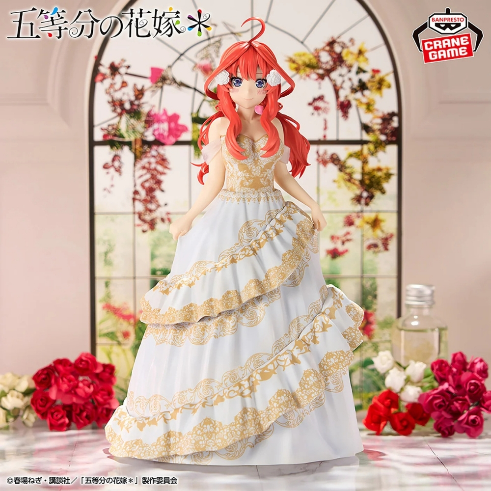 Anime-Figur in weiß-goldenem Kleid vor blumigem Fenster. Rote Rosen flankieren sie.