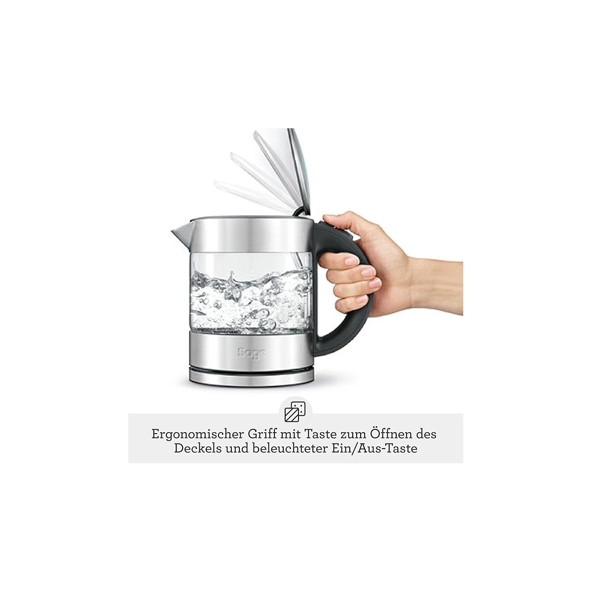 Hand bedient einen klaren Glaskessel mit Wasser, Deckel offen. Sage Logo sichtbar.
