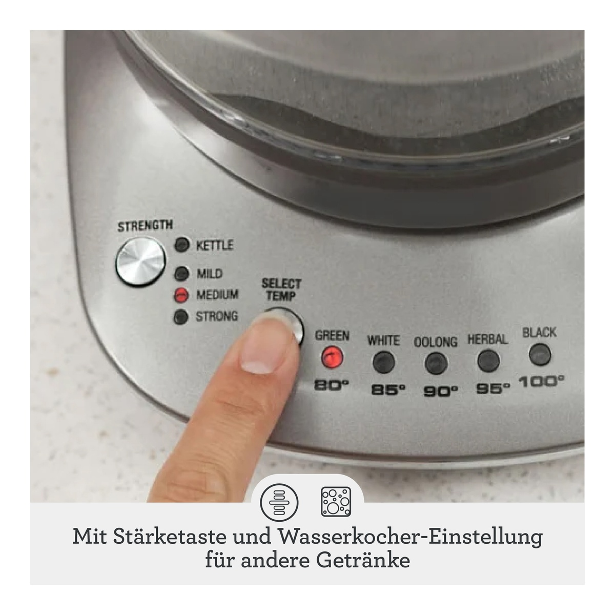 Ein Finger drückt die grüne Taste einer Teemaschine bei 80 Grad.