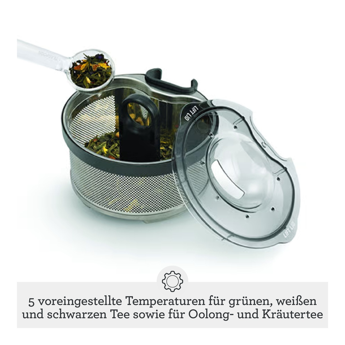 Ein Tee-Infuser mit losem Blatttee, der von einem Löffel hinzugefügt wird.