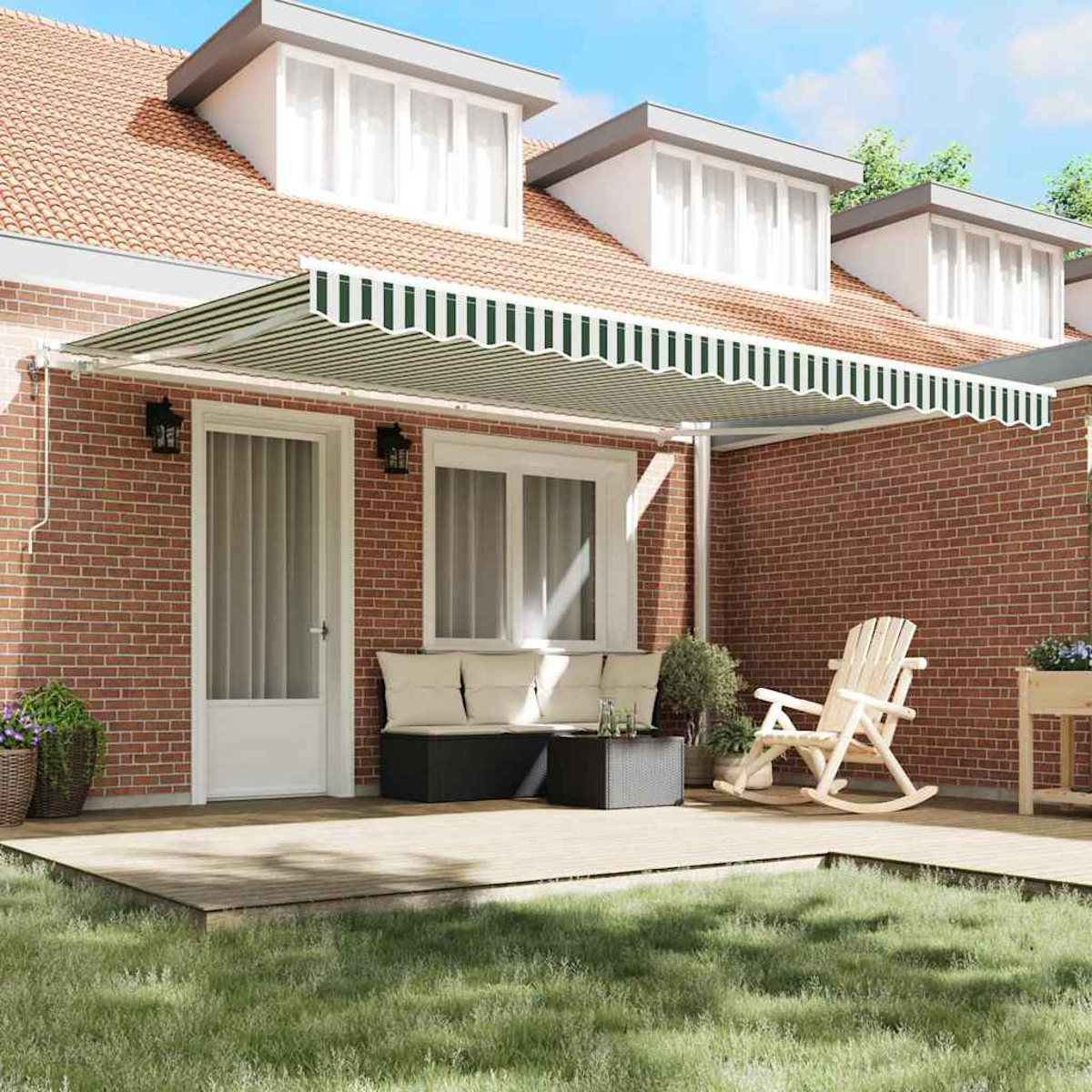Eine überdachte Terrasse mit Möbeln, gestreiftem Sonnensegel und Ziegelhaus.