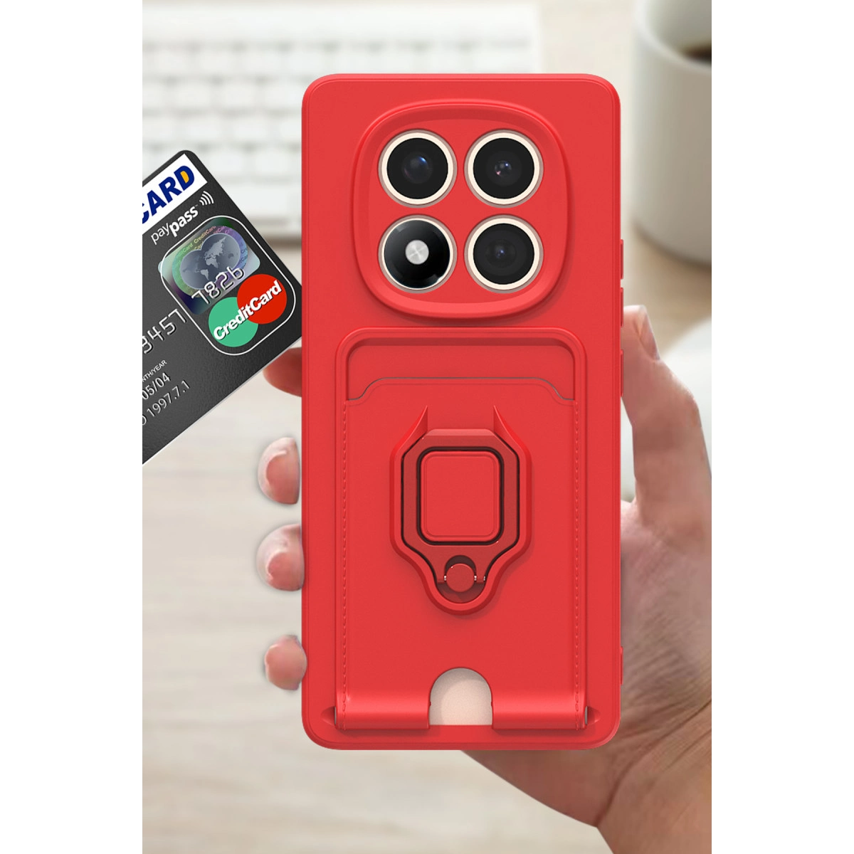 Kart yuvalı, halka tutuculu ve kamera kesimli kırmızı telefon kılıfı tutuluyor.
