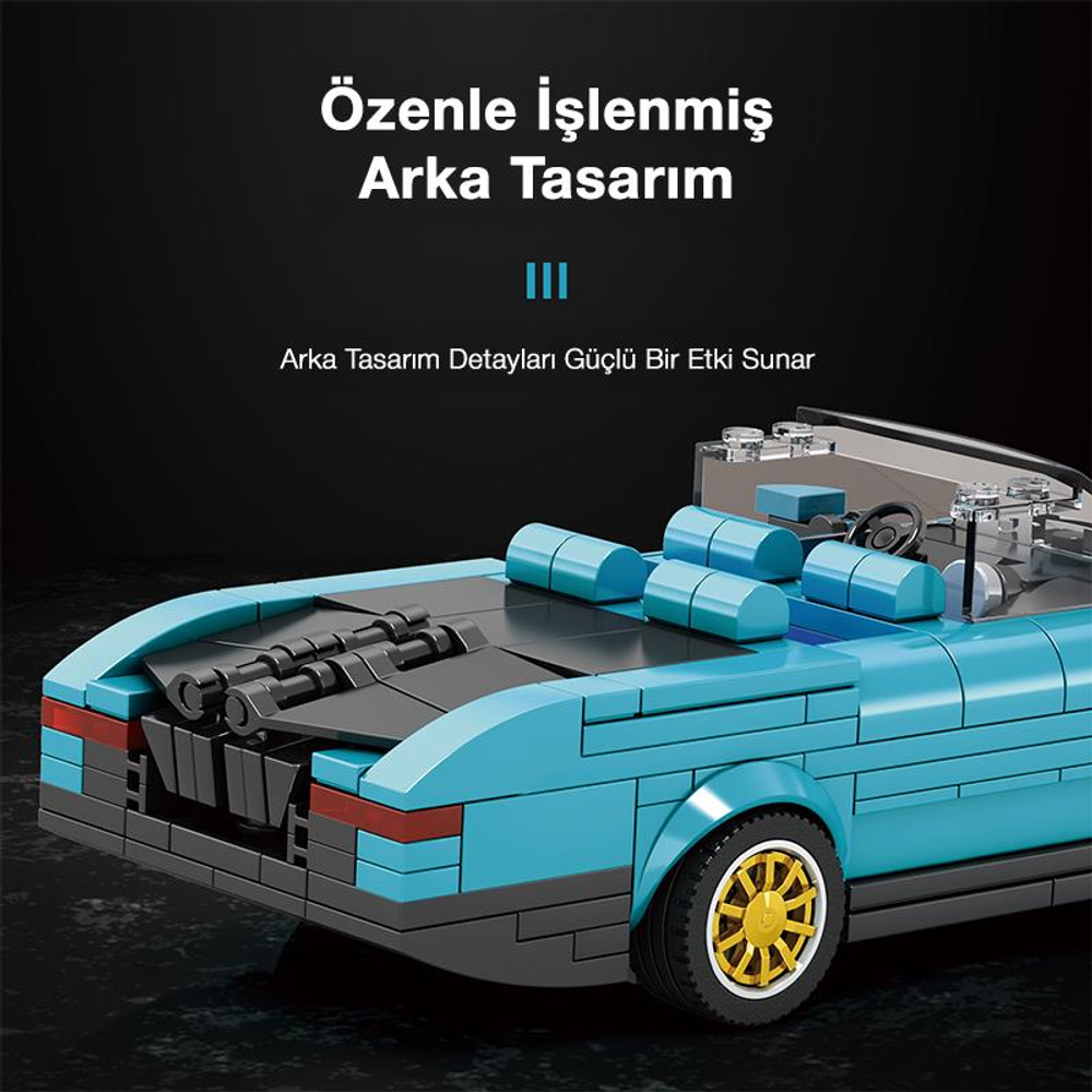 Detaylı arka tasarımlı, altın jantlı açık mavi Lego spor araba.