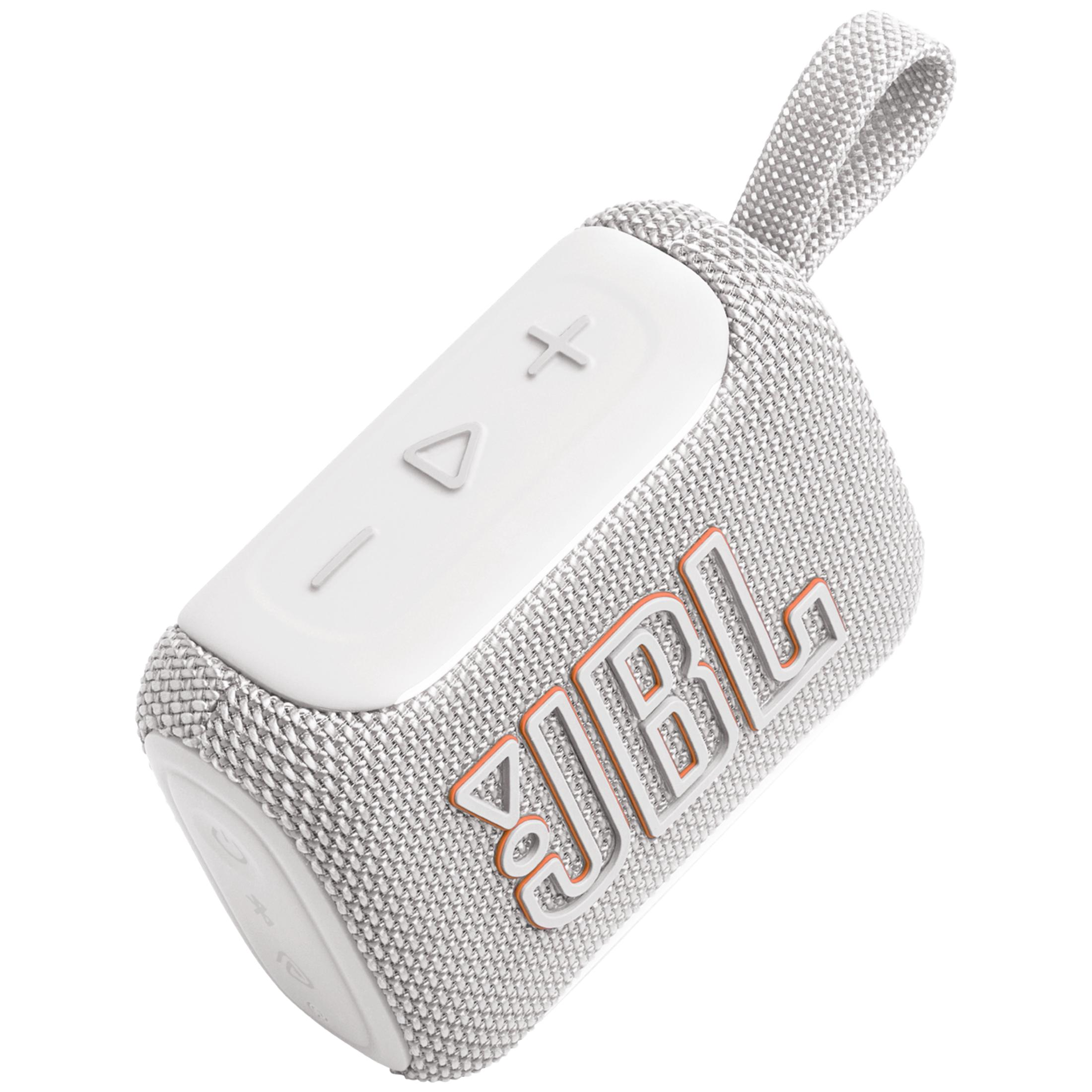 Un altavoz portátil JBL blanco y gris con logo JBL naranja y textura de tela.